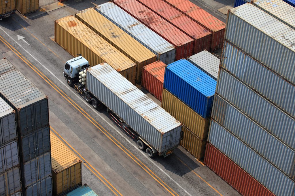 Khai giá hàng nhập khẩu thấp hơn thực tế có bị truy thu thuế không?